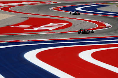 Daniil Kvyat folgt Valtteri Bottas auf der Strecke während des Trainings zum Großen Preis der USA auf dem Circuit of The Americas am 21. Oktober 2016 in Austin, Vereinigte Staaten.