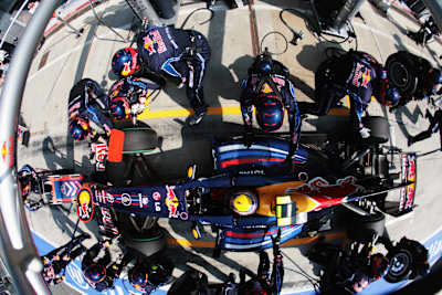 Mark Webber fährt während des Großen Preises von Italien auf dem Autodromo Nazionale di Monza am 12. September 2010 in Monza, Italien, zu einem Boxenstopp ein.