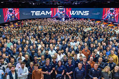 Mitarbeiter posieren für ein Foto mit Max Verstappen und Laurent Mekies, Teamchef von Oracle Red Bull Racing, auf der Bühne der Red Bull Racing Factory am 11. September 2025 in Milton Keynes, England.