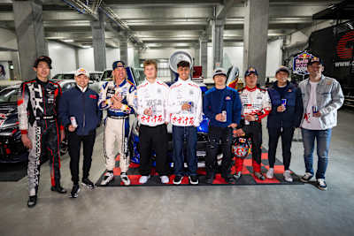 Hiroya Minowa, Ayumu Iwasa, Mad Mike, Liam Lawson, Arvid Lindblad, Yuki Tsunoda, Katsuta Takamoto, Tomoki Nojiri, Ukyo Sasahara posent pour une photo au Red Bull Tokyo Drift au Japon le 21 mars 2026.