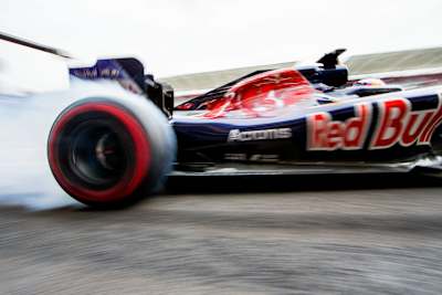 Ein Red Bull F1-Auto wird gezeigt, wie es Wheelspin produziert. 