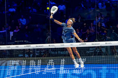 In december 2025 springt Beatriz González voor een episch schot tijdens de Qatar Airways Premier Padel Finals in Barcelona.