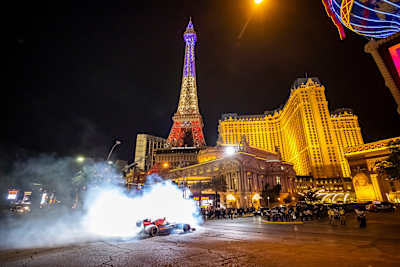 El RB7 de Oracle Red Bull Racing conduce durante ¡Vamos, Vegas! en Las Vegas, Nevada, EE.UU. en noviembre de 2022. 
