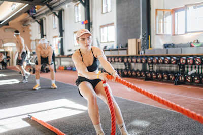 Lucy Procter se ejercita durante una sesión de HYROX en el Centro de Rendimiento de Atletas de Red Bull en Thalgau, Austria, el 9 de enero de 2025.