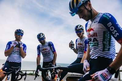 Laurence Pithie, Jordi Meeus, Callum Thornley et Tim van Dijke de Red Bull - BORA - hansgrohe prennent une pause durant leur camp d’entraînement à Majorque en 2025. 