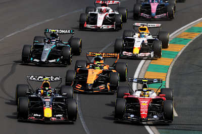 Isack Hadjar y Lewis Hamilton durante el Gran Premio de Australia de F1 en el Circuito del Gran Premio de Albert Park el 08 de marzo de 2026 en Melbourne, Australia. 