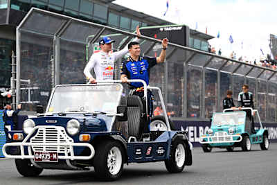 Max Verstappen e Isack Hadjar de Oracle Red Bull Racing en el desfile de pilotos antes del GP de F1 de Australia en el Circuito Albert Park Grand Prix el 08 de marzo de 2026 en Melbourne, Australia.