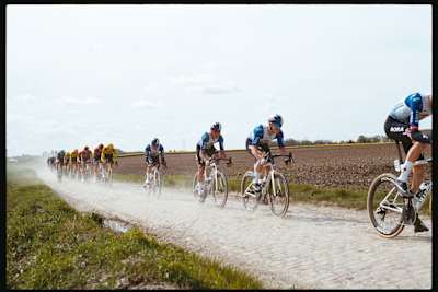 La Red Bull - BORA - hansgrohe Rookies guida il gruppo nella Roubaix che alla fine sarà conquistata da Davide Donati.