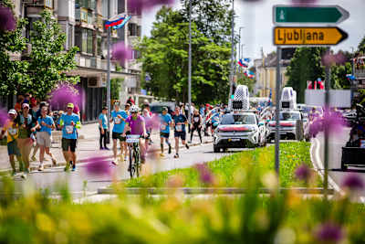 Corredores corriendo por las calles de Liubliana durante la Carrera Mundial Alas para la Vida 2025.