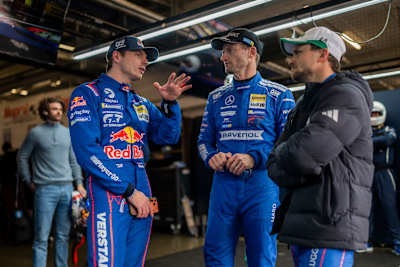 Max Verstappen (solda) ve Lucas Auer (ortada), ADAC RAVENOL 24 Saat Nürburgring sıralama seansında detaylı değerlendirmelerde bulundu.
