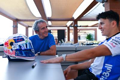 Alain Prost discute avec Isack Hadjar au Grand Prix d'Abu Dhabi de Formule 1 2025.