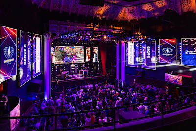 Tsunehiro "Gachikun" Kanamori compite contra Ding "DCQ" Yuhan en la gran final de la Capcom Cup X, celebrada en el Teatro Avalon de Hollywood, en Los Ángeles. 