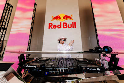Ein DJ tritt im Red Bull Mirage während des Coachella Music and Arts Festival am 13. April 2025 auf.