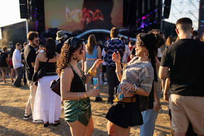 Besucher während des Sunny Hill Festivals in Pristina, Kosovo, am 1. August 2025.