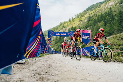 Anche nel 2026 gli sprint al KM Red Bull daranno abbuoni validi per la classifica generale ai primi tre corridori passati sotto l'arco in uscita.