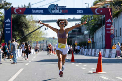 Le 4 mai 2025, les coureurs parcourent les rues d'Istanbul lors de la Wings for Life World Run, en portant l'esprit de la course caritative mondiale.