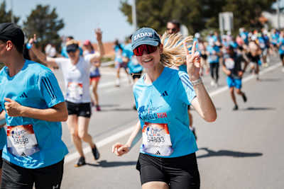 Teilnehmer laufen durch Zadar, Kroatien, während des Wings for Life World Run Flagship Run 2025 von Red Bull.