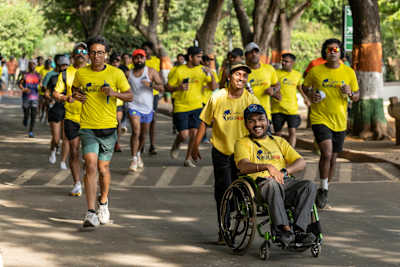 Des coureurs et des athlètes en fauteuil roulant s'attaquent à l'App Run de la Wings for Life World Run à Mumbai, en Inde, en mai 2025.
