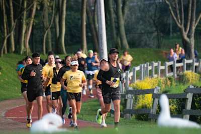 Les participants parcourent la route pittoresque de la Wings for Life World Run 2025 à Bogota, en Colombie.