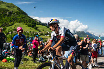 Giulio Pellizzari (Red Bull – BORA – hansgrohe) en action lors du Giro d’Italia 2025.