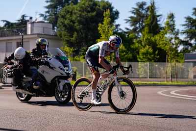 Nico Denz del team Red Bull - Bora - Hansgrohe verso la vittoria della 18a tappa del Giro d’Italia Morbegno-Cesano Maderno 2025. Foto di Fabio Ferrari/LaPresse.