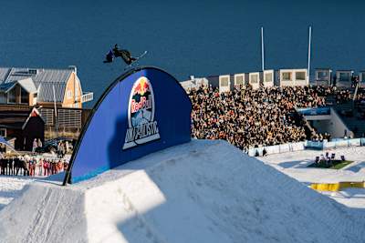 Den 30 april 2026 hänför Jesper Tjäder publiken på Red Bull Unrailistic i Åre, Sverige, med utmaningen Best Trick