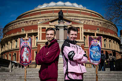 Los finalistas Wam01 y MarineLorD posan frente al Royal Albert Hall de Londres antes del evento Red Bull Wololo 2026, capturando el épico espíritu competitivo del torneo.