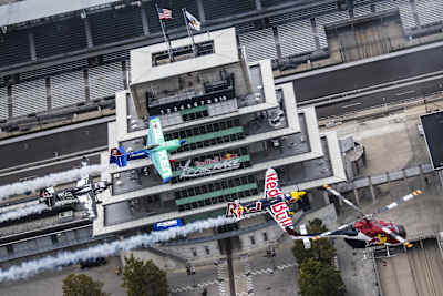 Siegfried Schwarz und Martin Sonka über dem Indianapolis Motor Speedway vor dem Finale der Red Bull Air Race World Championship 2017.