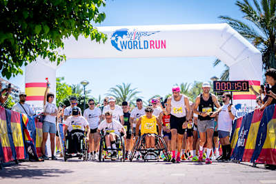 Teilnehmer:innen eröffnen den Red Bull Wings for Life World Run 2026 in Valencia, Spanien, und feiern Einigkeit und Entschlossenheit an der Startlinie des aufregenden globalen Events.
