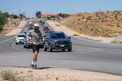 Ultramaratonac Arda Saatçi trči pored puta tokom izazova Red Bull Cyborg Season Ultra 600 2026. godine u blizini Hesperije u Kaliforniji.