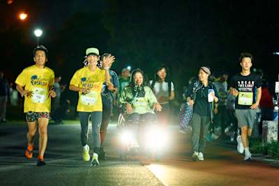 Die Teilnehmer:innen des Red Bull Wings for Life World Run 2026 in Ōmiya demonstrierten bis in die Nacht hinein ihre unaufhaltsame Energie.