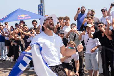 Arda Saatçi, 10 Mayıs 2026'da Santa Monica, CA, ABD'de 2026 Red Bull Cyborg Season Ultra 600'ü tamamlarken duygusal anlar yaşadı.