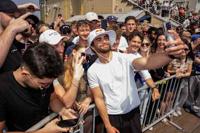 Ultrarunner Arda Saatçi uśmiecha się do fanów po ukończeniu 2026 Red Bull Cyborg Season Ultra 600 w Santa Monica w Kalifornii. 