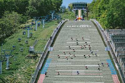 Učesnici tokom utrke Red Bull 400 Team Ascent u Sapporu 5. maja 2026.