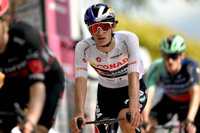 Giulio Pellizzari in the jersey of the best young rider at the Giro