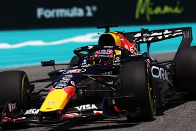 El piloto de F1 Max Verstappen en su coche visto en el Gran Premio de Miami 2026