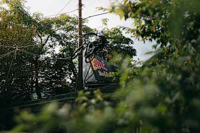 Tomáš Slavík tritt beim Red Bull Cerro Abajo in Genua, Italien, im August 2025 in Aktion und präsentiert furchtloses Downhill-Biken und das ikonische Red Bull Branding.