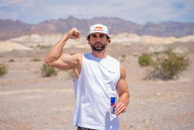 Ultraläufer Arda Saatçi posiert für ein Foto im Death Valley, Kalifornien, bevor er versucht, 600 km in nur vier Tagen zu laufen. 