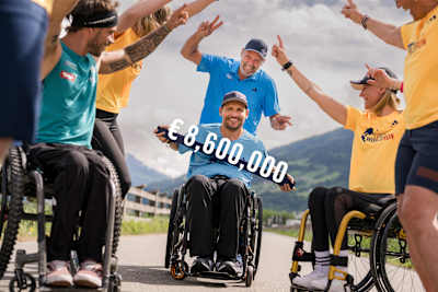 Heinz Kinigadner y Hannes Kinigadner celebran los 8,6 millones de euros recaudados por la Carrera Mundial Red Bull Wings for Life 2025. 