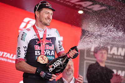 Nico Denz nach seinem Sieg auf der 18. Etappe des Giro d'Italia auf dem Sieger-Podium.