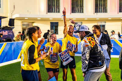 Die Gewinner:innen des Events feiern mit Séan Garnier während der Red Bull Four2Score National Finals in San Francisco, Kalifornien, USA am 09. August 2025.