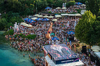 Catalin Preda skače s platforme visine 27,5 metara na Starom Mostu tokom treće stanice Red Bull Cliff Diving Svjetske serije u Mostaru,  6. septembra 2025. godine