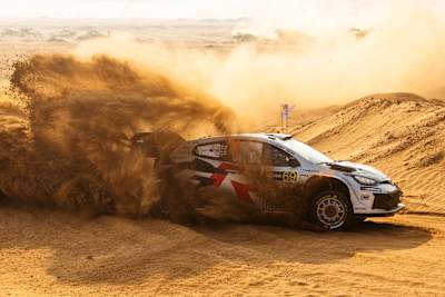 Kalle Rovanperä i Jonne Halttunen voze automobil tima Toyota Gazoo Racing WRT tokom 14. etape u Džedi, Saudijska Arabija, 2025. godine