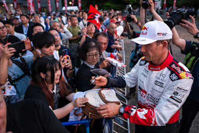 Sébastien Ogier potpisuje autograme za fanove u Japanu