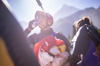 L'athlète aérien Dani Román avec un Red Bull après son vol en formation au-dessus du Mont-Blanc, en France.