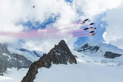 Les pilotes de wingsuit Fred Fugen, Dani Roman, Marco Waltenspiel, Sebastian Alvarez et leur équipe survolent le Mont Blanc, le plus haut sommet d'Europe.