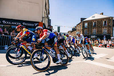Danny Van Poppel en Jordi Meeus van Red Bull - BORA - hansgrohe racen door Frankrijk tijdens etappe 8 van de Tour de France 2025 