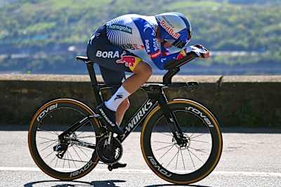 Florian Lipowitz fait du vélo près de Bilbao, en Espagne, en 2026.