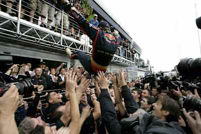 Sebastian Vettel, 2008 İtalya Grand Prix'sinde Toro Rosso takım arkadaşlarıyla kutlama yapıyor