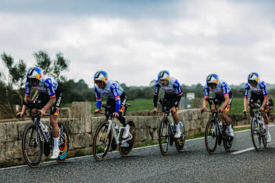 Red Bull BORA hansgrohe tijdens de tijdrit